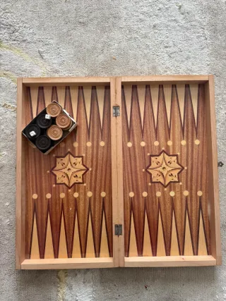 Tablero de backgammon y ajedrez de madera