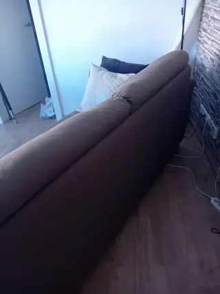 Sofá de tela marrón/gris