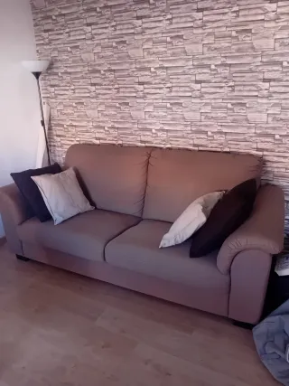 Sofá de tela marrón/gris