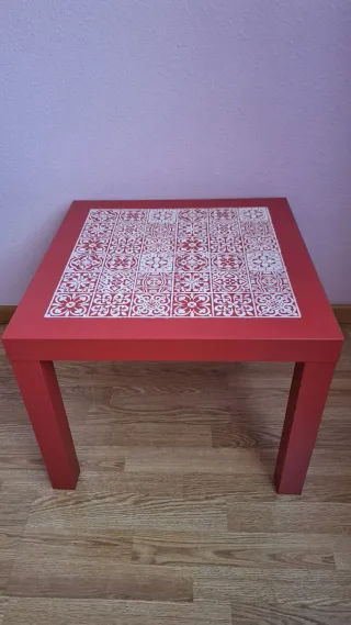 Mesa auxiliar roja con diseño de azulejos