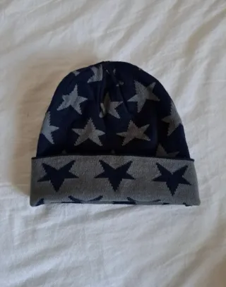 Cappello invernale con stelle blu e grigie