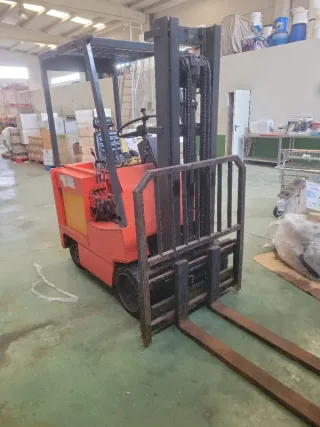 Carretilla elevadora eléctrica Clark con desplazad