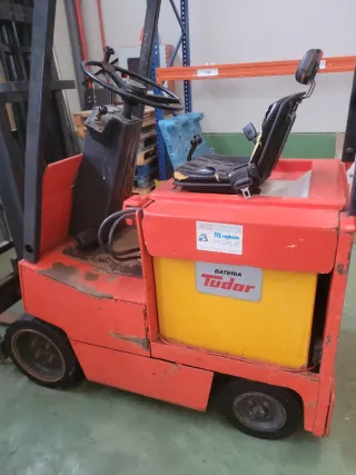 Carretilla elevadora eléctrica Clark con desplazad