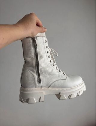 Botas blancas con cordones y cremallera