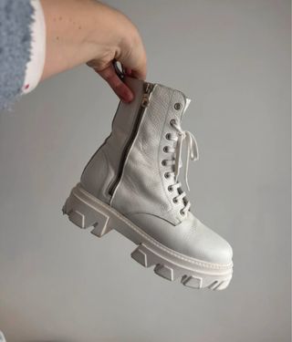 Botas blancas con cordones y cremallera