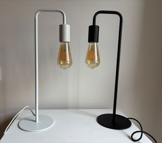 Lámpara de mesa moderna negra y blanca