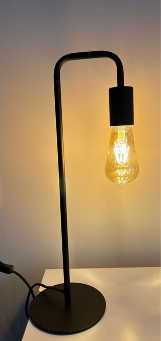 Lámpara de mesa moderna negra y blanca