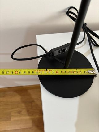 Lámpara de mesa moderna negra y blanca