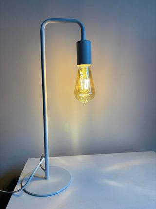 Lámpara de mesa moderna negra y blanca