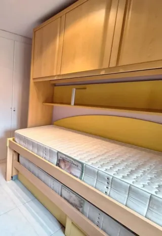 Mueble camas nido con escritorio seminuevo.