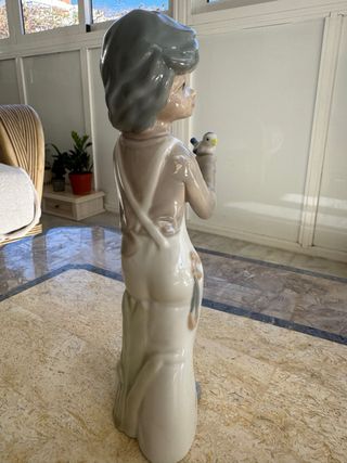 Figura Casades niño con pájaro
