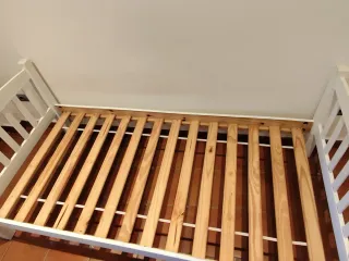 Estructura de cama de madera blanca