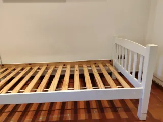 Estructura de cama de madera blanca