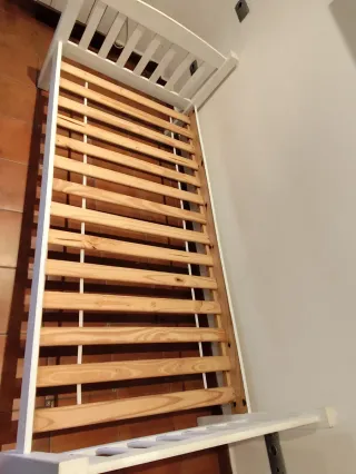 Estructura de cama de madera blanca