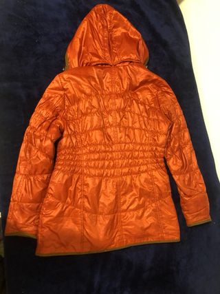 Abrigo naranja con capucha