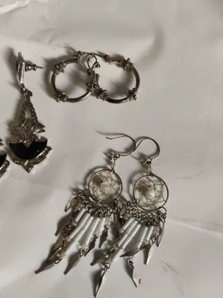 Pendientes plateados y negros