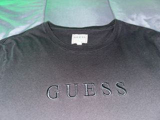 Camiseta Guess Negra Logo Bordado