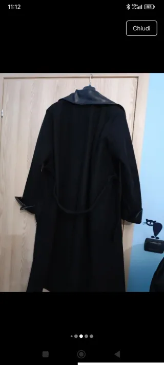 Cappotto nero con dettaglio similpelle