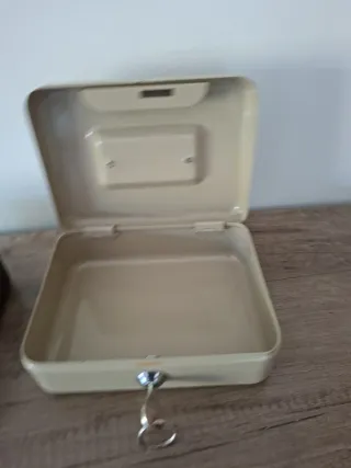 Caja fuerte metálica con llave