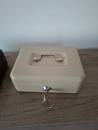 Caja fuerte metálica con llave
