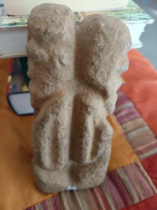 Estatua antigua de dos figuras