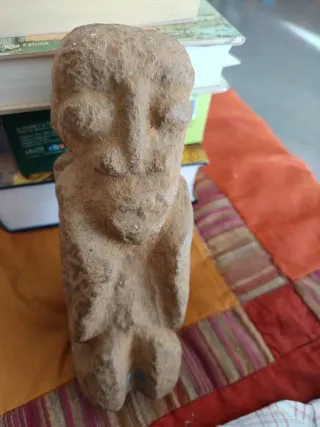 Estatua antigua de dos figuras