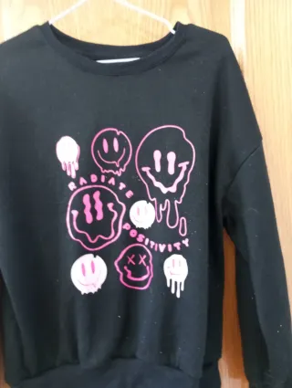 Sudadera negra con estampado de caritas sonrientes