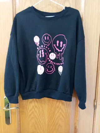 Sudadera negra con estampado de caritas sonrientes