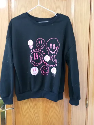 Sudadera negra con estampado de caritas sonrientes