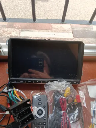 Pantalla de coche con accesorios