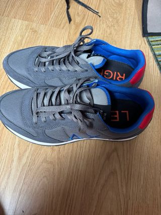 Zapatillas grises y azules