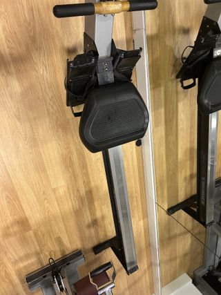 Máquina de remo con pantalla