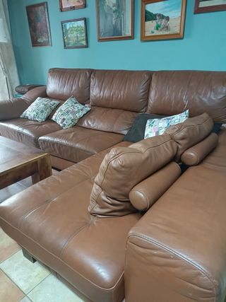 Sofá de piel marrón
