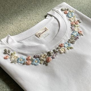 T-shirt bianca ricamata floreale taglia L