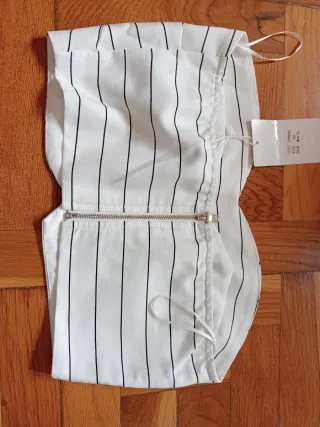 Top Lucy Paris blanco y negro con etiqueta