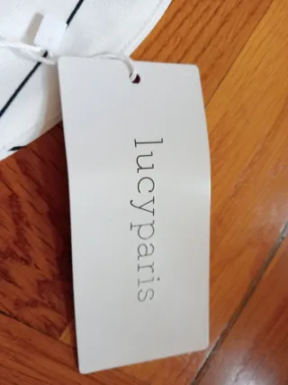 Top Lucy Paris blanco y negro con etiqueta