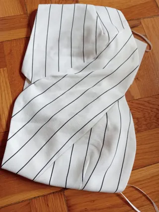 Top Lucy Paris blanco y negro con etiqueta