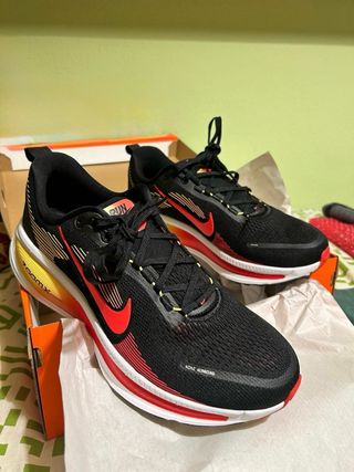 Zapatilla Nike Vomero 18 Negra/Roja