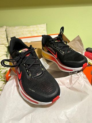 Zapatilla Nike Vomero 18 Negra/Roja