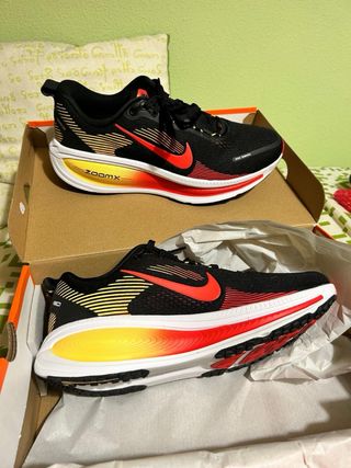 Zapatilla Nike Vomero 18 Negra/Roja