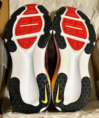 Zapatilla Nike Vomero 18 Negra/Roja