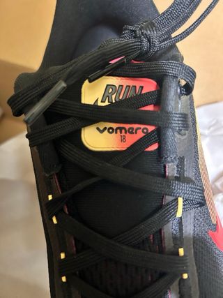 Zapatilla Nike Vomero 18 Negra/Roja