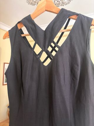 Vestido negro fiesta con escote cruzado