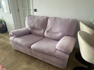 Sofá 2 plazas tela morado clarito.