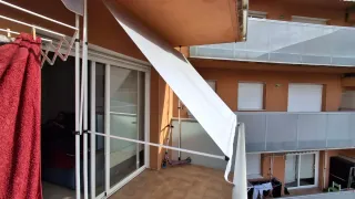 Dos toldos portátiles de tela