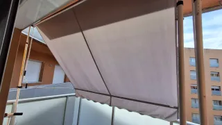 Dos toldos portátiles de tela