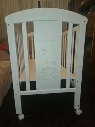 Cuna de bebé blanca con colchón