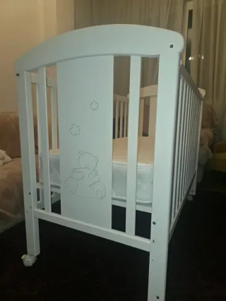 Cuna de bebé blanca con colchón