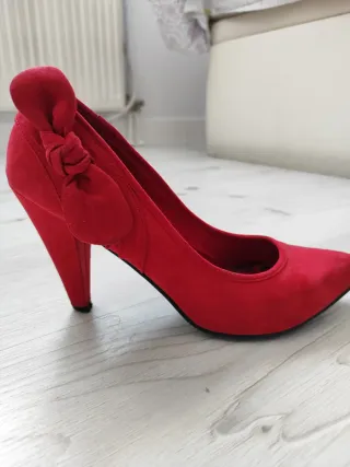 Zapatos de tacón rojos con lazo