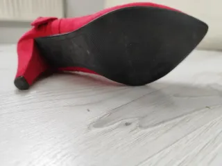 Zapatos de tacón rojos con lazo